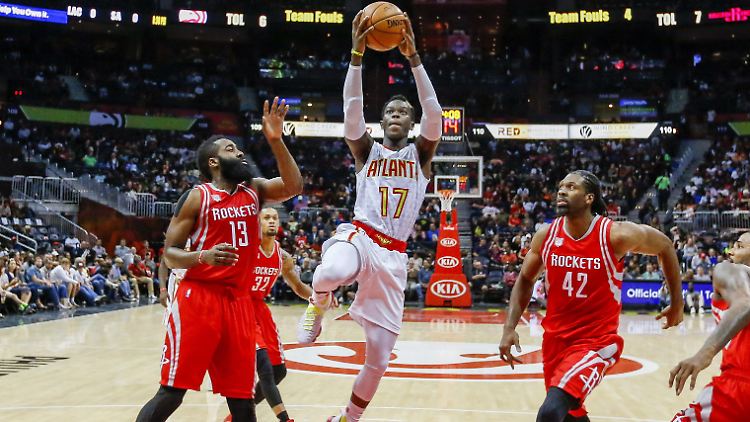 Dennis Schröder (M.) trug mit 17 Punkten und 12 Assists wesentlich zum Erfolg der Hawks bei.