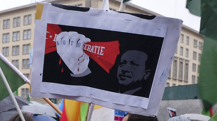Am Samstag demonstrierten zahlreiche Menschen in deutschen Städten - wie hier in Berlin - gegen das Vorgehen der türkischen Regierung gegen die HDP und andere Oppositionelle.