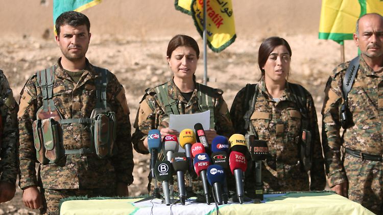 Die SDF-Kämpfer bei der Verkündung des Angriffs.