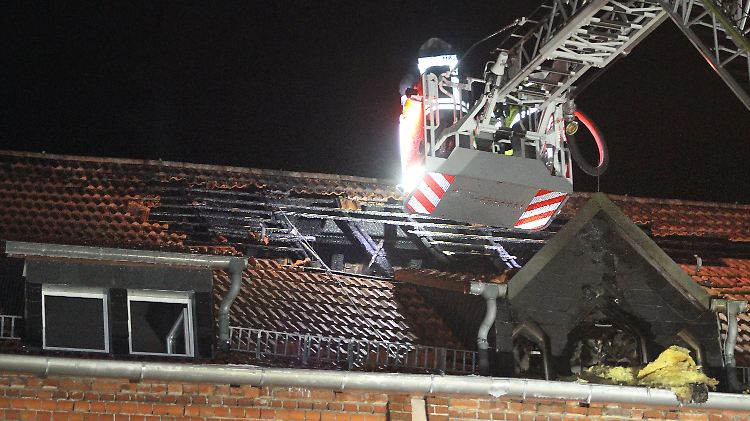 Der Brand brach im oberstes Stockwerk des Hauses aus.