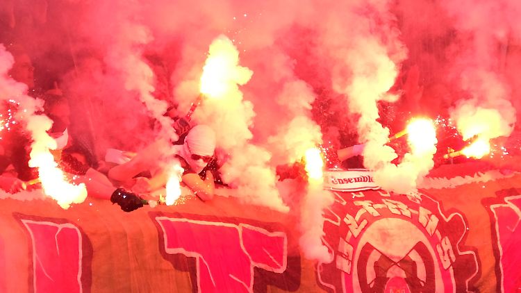 Feuerwerk im Gästeblock: Hannovers Fans zu Gast in Braunschweig.