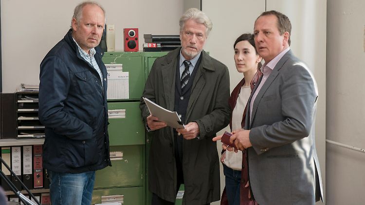 Jürgen Prochnow (2.v.l.) gibt den fiesen Typen vom Verfassungsschutz.
