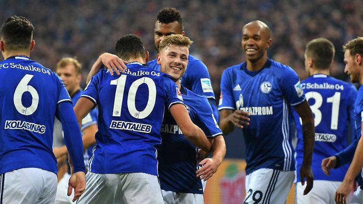 Welch' Freude: Max Meyer gratuliert dem Torschützen zum 2:0, Nabil Bentaleb.