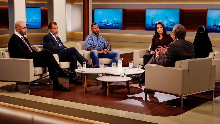 Anne Wills Talkgäste, von links nach rechts: Ahmad Mansour, Mohamed Taha Sabri, Sascha Mané, Wolfgang Bosbach und Nora Illi.