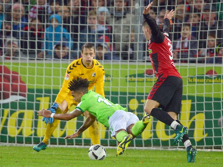 Das war ein Foul: Freiburgs Christian Günter bringt den Wolfsburger Daniel Didavi zu Fall.