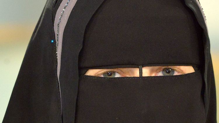 Von Nora Illi bekam der Zuschauer nur die Augen zu sehen.