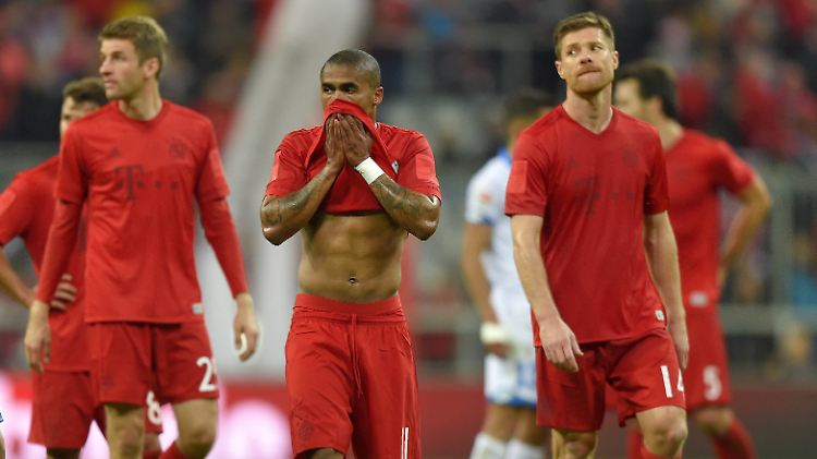 Ungeschlagen Tabellenführer: Thomas Müller, Douglas Costa und Xabi Alonso. Sie alle spielen für den FC Bayern München.