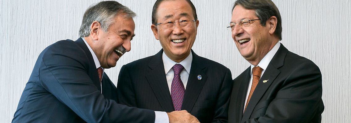 Der Präsident Nordzyperns, Mustafa Akinci, UN-Generalsekretär Ban Ki Moon und der zyprische Staatschef Nicos Anastasiades