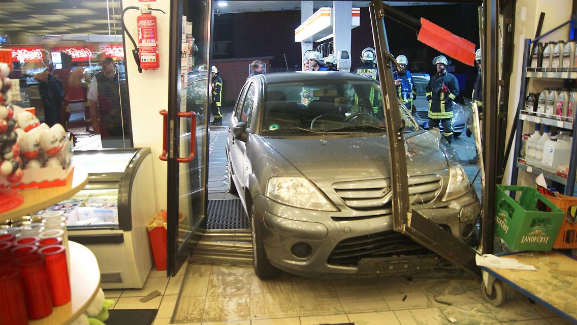 Eine Frau ist in Heiden in den Verkaufsraum einer Tankstelle gefahren.