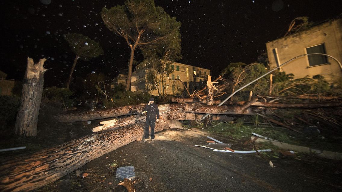 In der Nähe von Rom ist ein Tornado hinweggefegt.