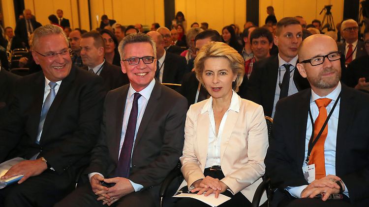 Ach, wie harmonisch! Herrmann, de Maizière, von der Leyen und Tauber strahlen.