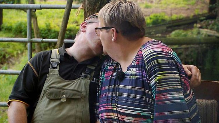 Berthold und Anja knutschen wild in der Gegend herum.