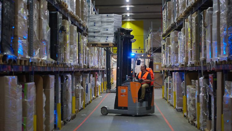 Blick hinter die Kulissen des Online-Händlers: Im Lager des Amazon Logistikzentrums in Werne holt ein Staplerfahrer eine Palette mit Waren aus dem Hochregal.