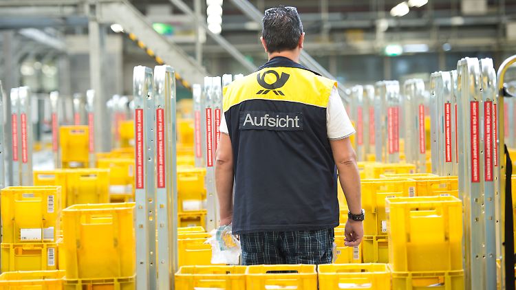 Blick ins Innere des Logistik-Giganten mit dem Posthorn im Logo: Im Briefverteilzentrum in Waiblingen hält ein Post-Mitarbeiter die Sendungen im Blick.