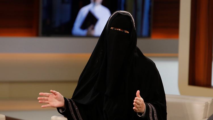Nora Illi ist Frauenbeauftrage des sogenannten Islamischen Zentralrats der Schweiz - einer radikalen Splittergruppe, von der sich die große Mehrheit der Schweizer Muslime distanziert. 