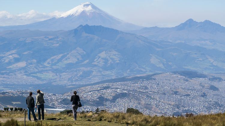 Ausblick auf Vulkane: Wer mit der Teleferiquo hinauf zum Rucu Pichincha gefahren ist, hat einen großartigen Blick auf den Cotopaxi.