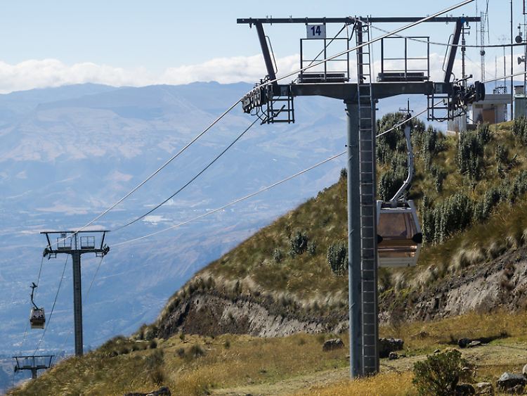 Mit der Seilbahn Teleferiquo geht es auf knapp 4000 Meter. Wo in den Alpen nur noch Eis und Fels vorherrschen, ist die Vegetation in Ecuador noch üppig.