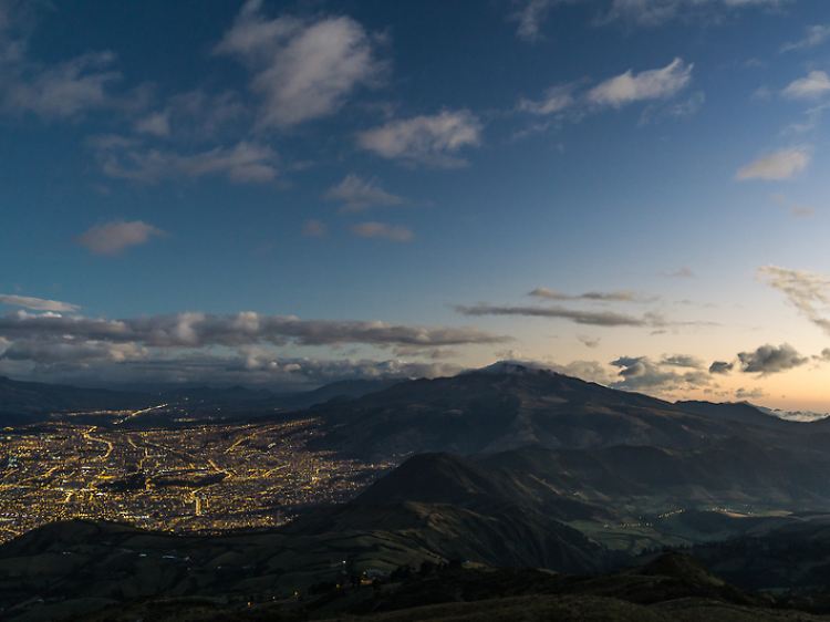 Es lohnt sich, erst mit einer der letzten Seilbahn-Gondeln zurück nach Quito zu fahren - der Sonnenuntergang über der Stadt ist spektakulär.