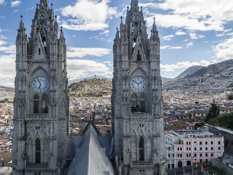 Der Blick von der Basilica del Voto Nacional fällt hinüber zur Altstadt. Die mächtigen Kirchtürme sind aus Beton.