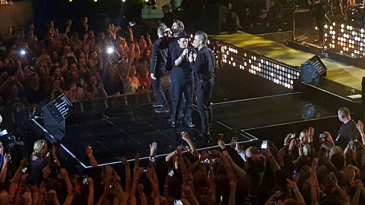 Ein magischer Moment: Robbie Williams mit den Kollegen von Take That in London.