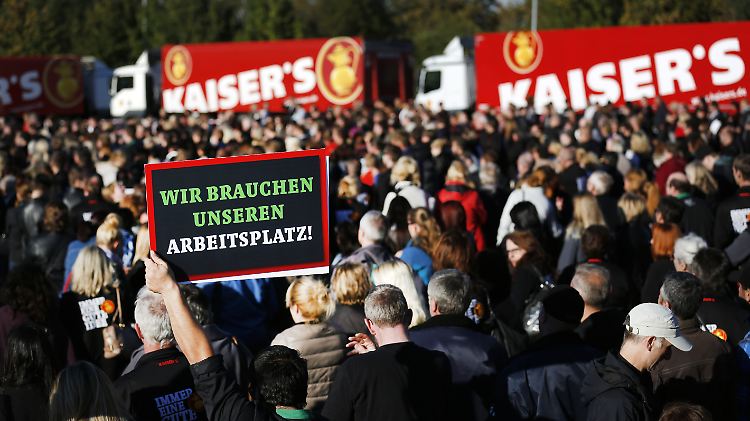"Wir brauchen unsere Arbeitsplätze": Betriebsversammlung im Logistikzentrum der Kaiser's Tengelmann GmbH in Viersen.