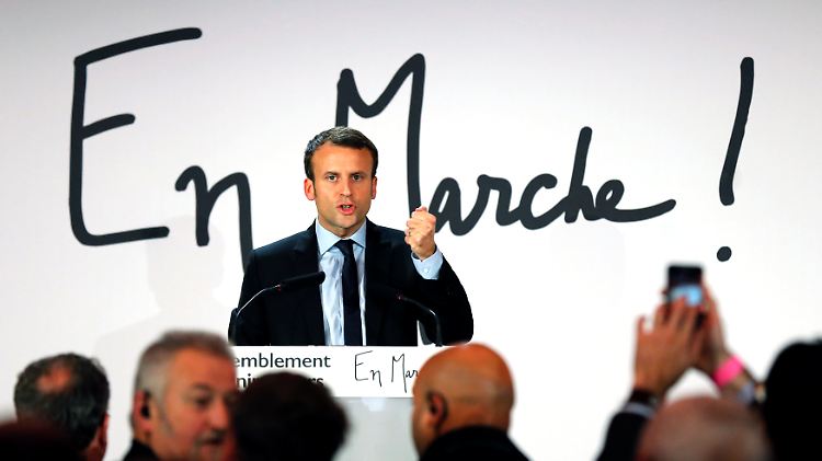 Im April, etwa ein Jahr vor der Wahl, gab Macron die Gründung seiner politischen Bewegung "En marche" bekannt.