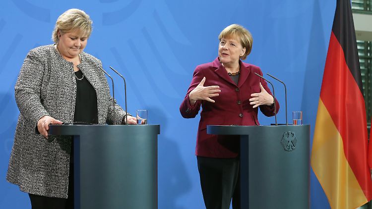 Bundeskanzlerin Angela Merkel (r.) und die Ministerpräsidentin Norwegens, Erna Solberg.