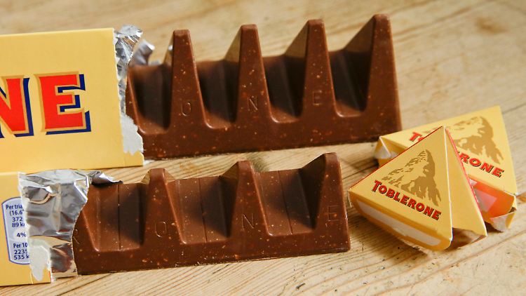 Wo sind die vielen Berge hin? Britische Toblerone-Fans zeigen sich entsetzt über die neue Form (unten).