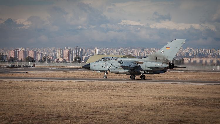 Ein Bundeswehr-Tornado landet in Incirlik - im Hintergrund ist die Stadt zu sehen.