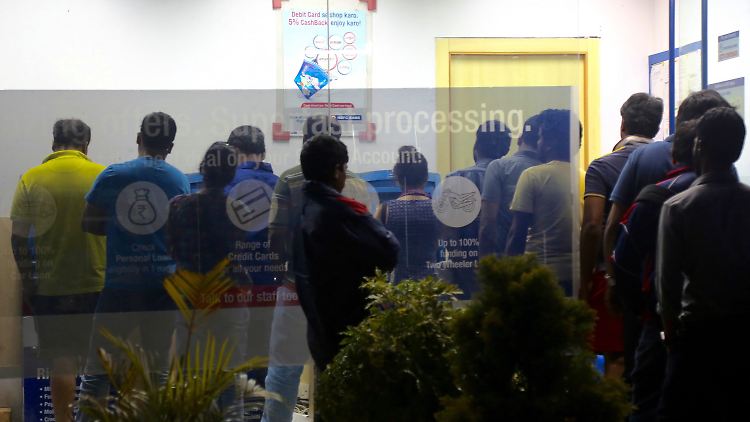 Die Banken bleiben heute geschlossen. Vor den Bankautomaten bilden sich lange Schlangen.