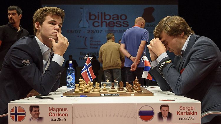 Herausforderer Sergej Karjakin (r.) ist nur wenige Monate älter als Magnus Carlsen.