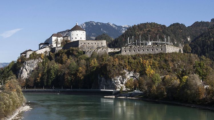 Imposant thront die Festung über Kufstein.