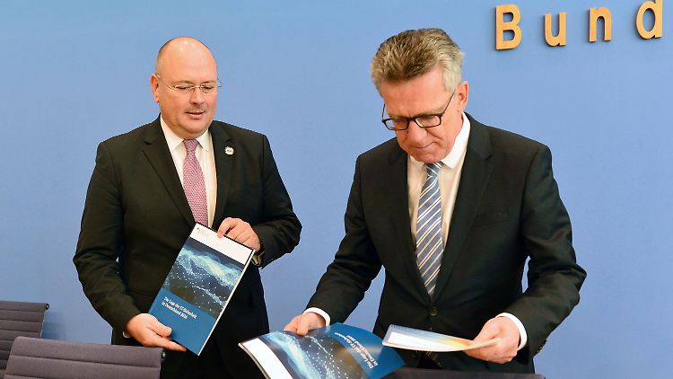 Innenminister de Maiziere und BSI-Chef Schönbohm: Auf bedrucktem Papier vor digitalen Gefahren gewarnt.