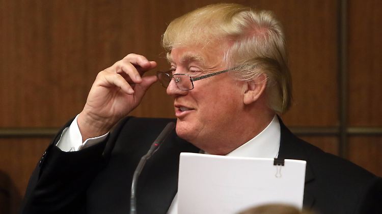 Trump mit Brille? Sieht man selten, doch er dürfte sie in den vergangenen Jahren sehr oft getragen haben. Er brauchte sie zum Twittern.