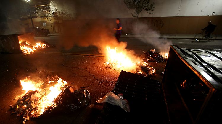 Im kalifornischen Oakland wurden aus Protest gegen Trump Autoreifen und Müll angezündet.