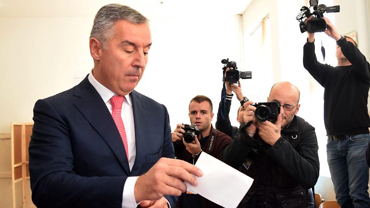 Montenegros scheidender Präsident Milo Djukanovic bei der Stimmabgabe am 16. Oktober