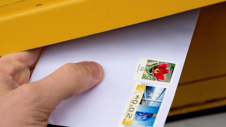 Die Briefmarke dient als Nachweis dafür, dass die Kosten für die Beförderung bezahlt wurden.