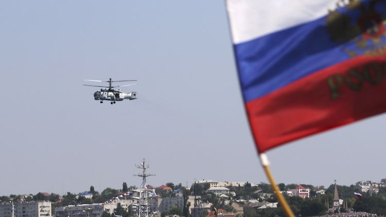Ein russischer Helikopter bei einer Militärparade. Moskau hatte die Krim 2014 annektiert.