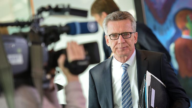 De Maizière hätte gerne noch ein bisschen mehr verschärft, aber beim Aufenthaltsrecht konnte er sich nicht mit dem Koalitionspartner einigen. 
