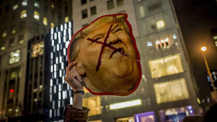 In mehreren Städten der USA gehen Menschen gegen Trump auf die Straße.