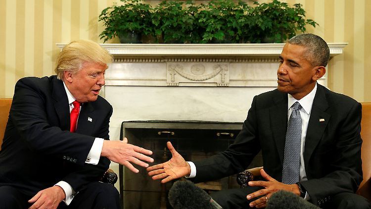 Als wollten sie "Ziemlich beste Freunde" nachspielen: Trump und Obama im Oval Office des Weißen Hauses.