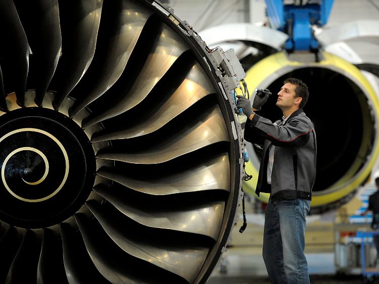 Ölspuren, wo keine sein sollen: Die Schaufeln einer Trend900-Turbine im Triebwerkscheck (Aufnahme nachgestellt).