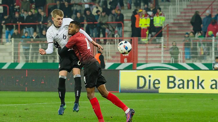 Matthias Ginter wird von Erol Alkan geherzt. Doch der hat nur Augen für den Ball.
