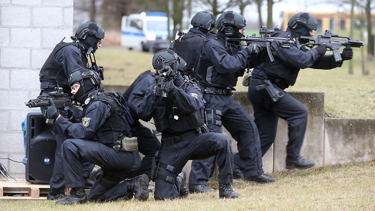 Eine Spezialeinheit der Bundespolizei demonstriert bei einer Übung den Zugriff im Ernstfall.