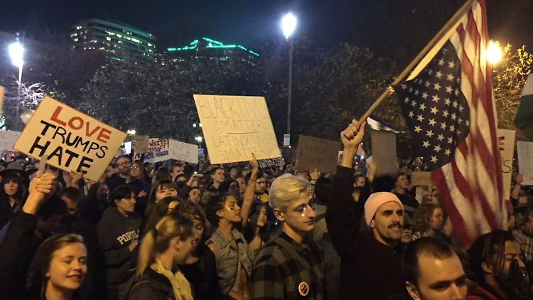 In Portland blieben die Proteste nicht friedlich. Einige Demonstranten warfen Scheiben ein und zündeten Mülleimer an.