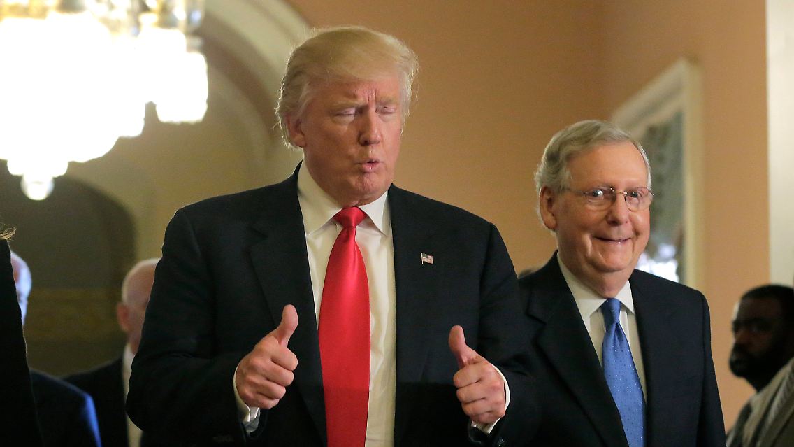 Vorausgesetzt es gibt keinen Knatsch zwischen Weißem Haus und Kapitol. Um dem vorzubeugen trifft Trump dann auch noch den Mehrheitsführer im Senat, Mitch McConnell, der ebenfalls Republikaner ist.