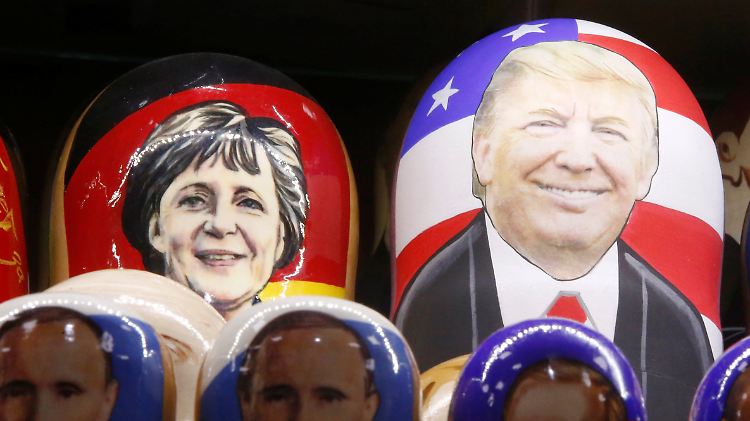 Merkel und Trump als Matroschkas auf einem Moskauer Markt: Die beiden Regierungschefs könnten unterschiedlicher kaum sein.