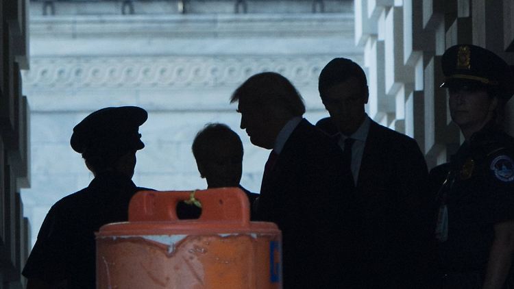 Nach Treffen mit dem Sprecher des Repräsentantenhauses, Paul Ryan, und dem Mehrheitsführer im Senat, Mitch McConnell, verlässt Donald Trump das Kapitol.