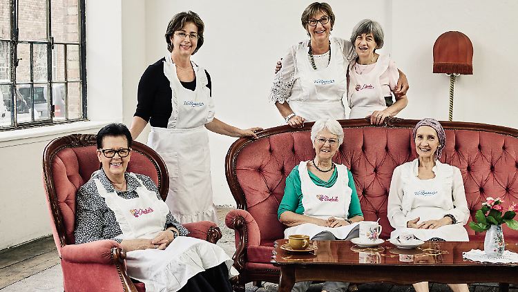 Einige der backenden Vollpension-Omas: Charlotte, Judith, Maria und Linde (v.l.n.r.) sowie Elisabeth und Krystyna (v.l.) auf der "dicken Berta".
