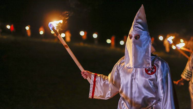 Mitglieder des Ku Klux Klan verbrennen bei einem Treffen im April im US-Bundesstaat Georgia ein Hakenkreuz.